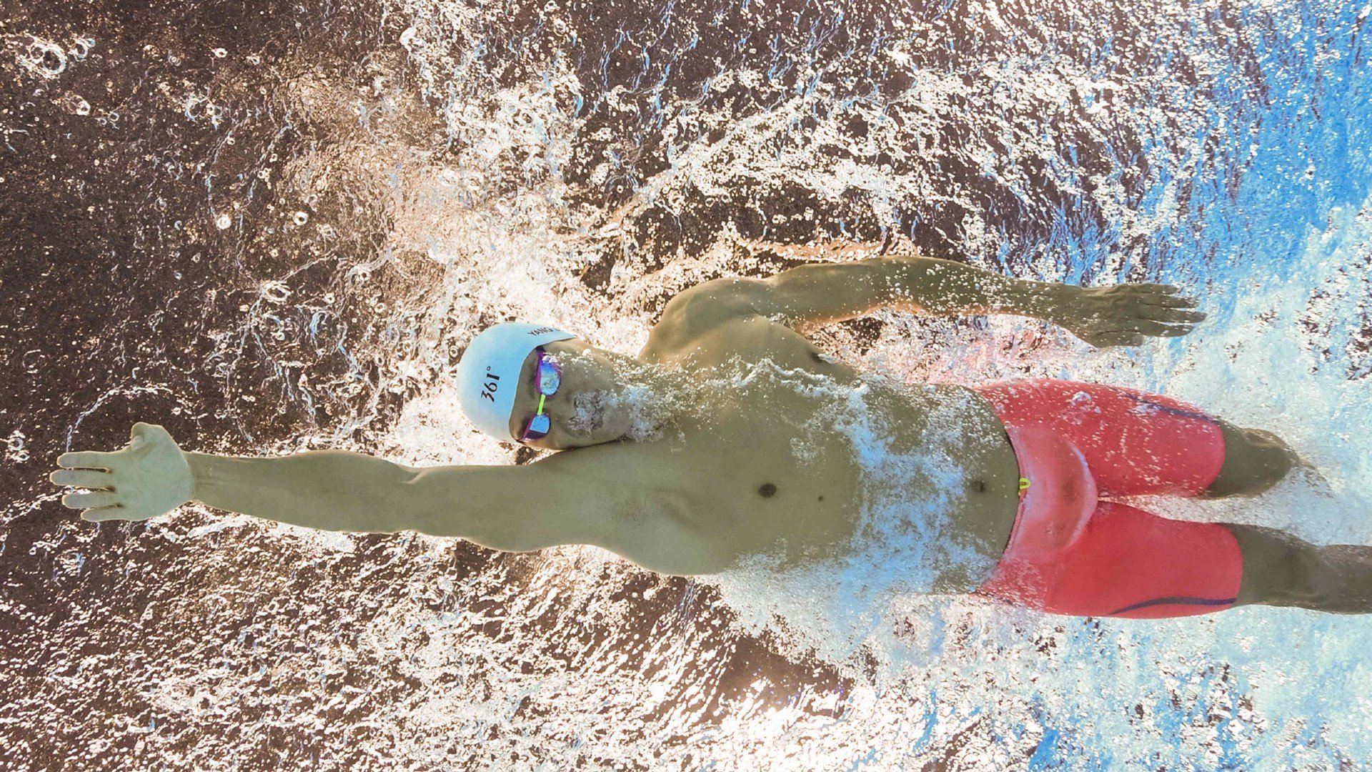 黄潜奇迹与蓝月铁闸，足球史诗中的偶然与必然