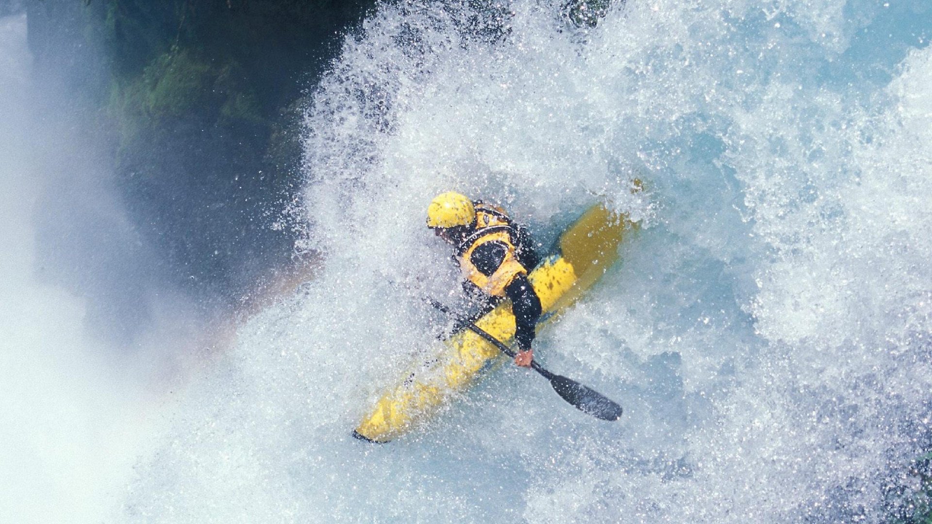 赛道上的贵族与斗士,阿斯顿马丁鏖战雷诺,勒克莱尔状态火热点燃赛场