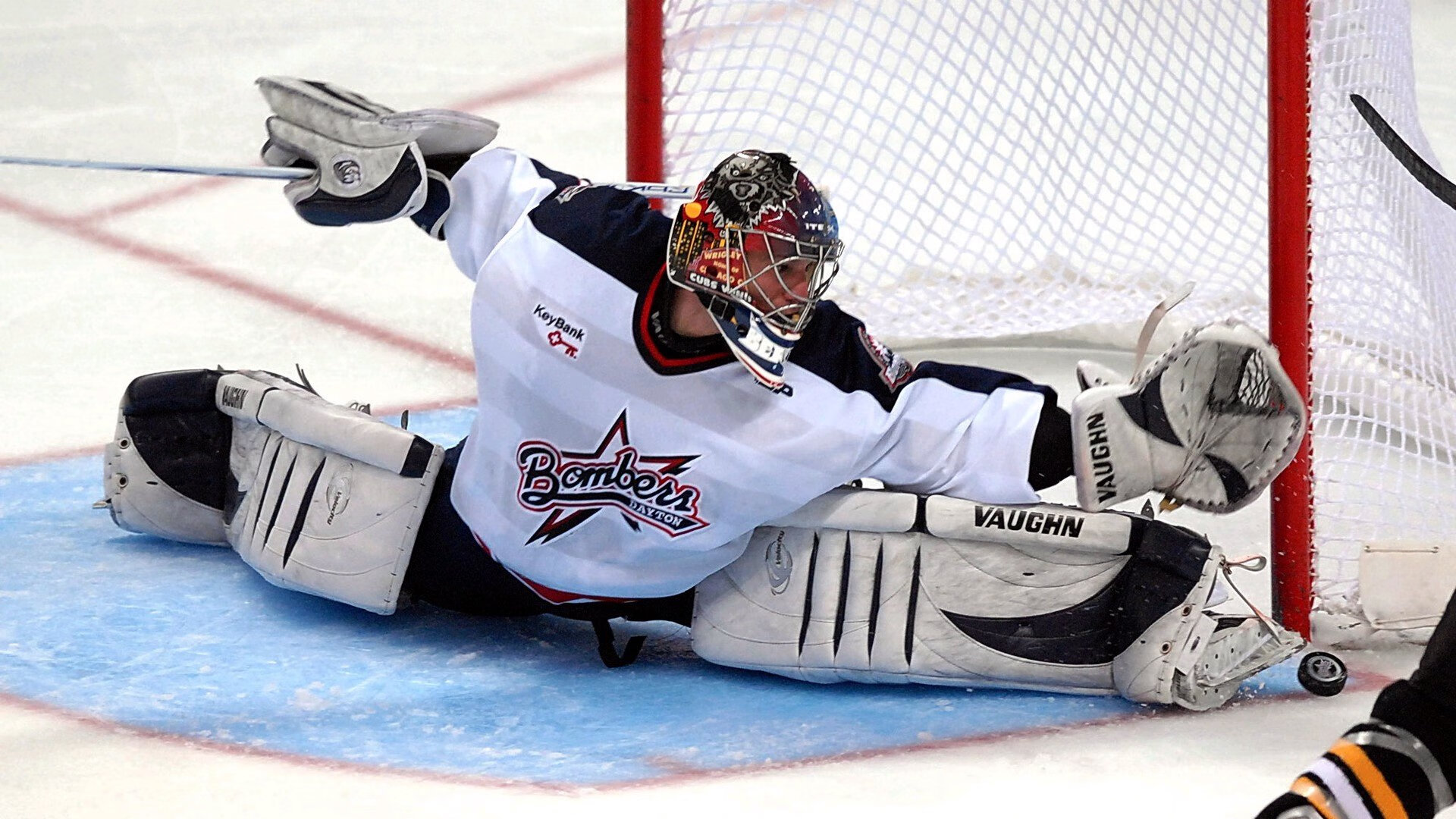 赛道上的双重火焰，红牛二队战术完胜，塞恩斯激情点燃赛场